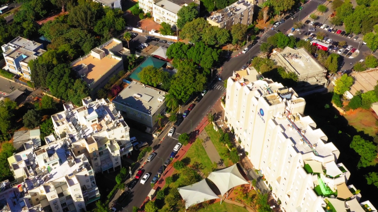 在住宅城市的建筑航拍，无人机在阳光明媚的日子向前飞行-特拉维夫，以色列视频素材