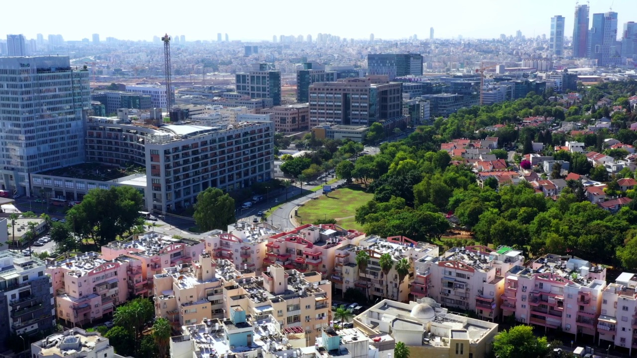 在晴朗的天空下的城市住宅景观上的建筑的向后航拍-以色列特拉维夫亚福视频素材