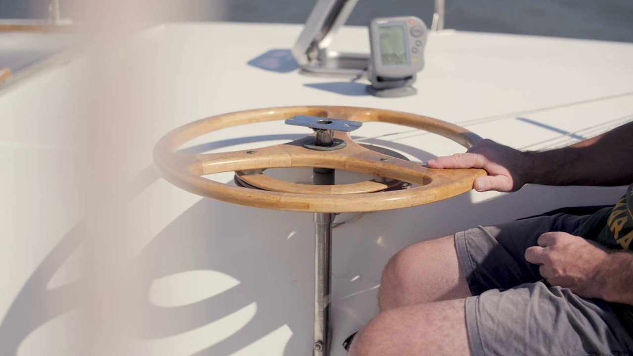 驾驶游艇的是一个人视频素材