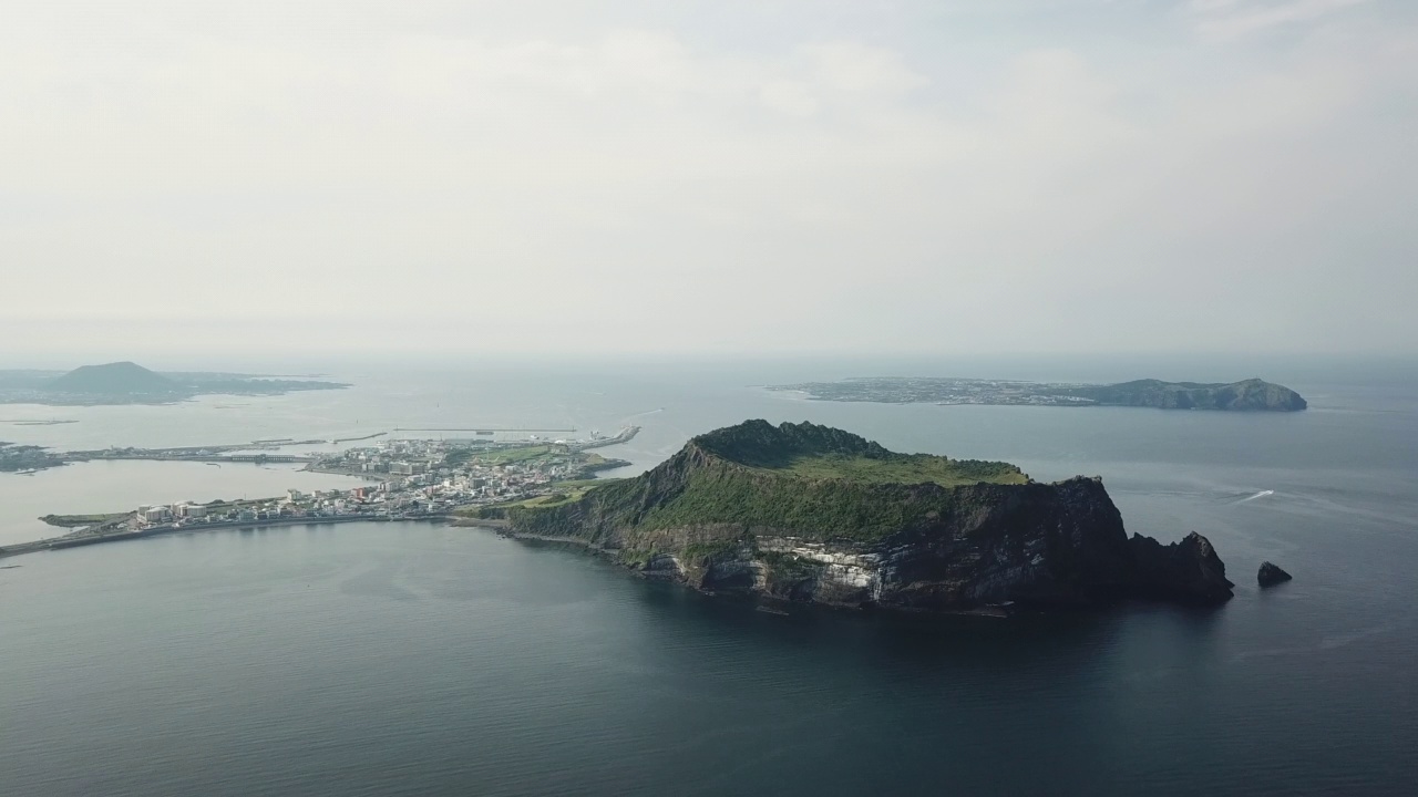 光之基海滩城山浦港-城山郡城山一铁峰凝灰岩锥和宇岛/西归浦市和济州市，济州，韩国视频素材