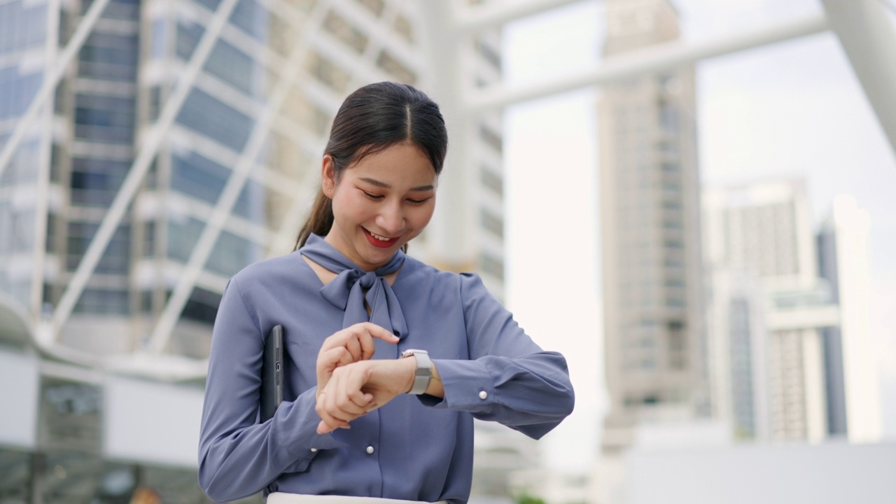 年轻的女商人使用智能手表视频素材