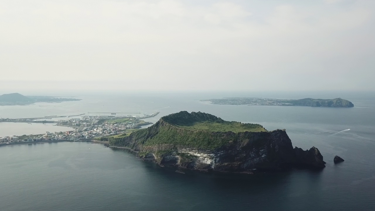 光之基海滩城山浦港-城山郡城山一铁峰凝灰岩锥和宇岛/西归浦市和济州市，济州，韩国视频素材