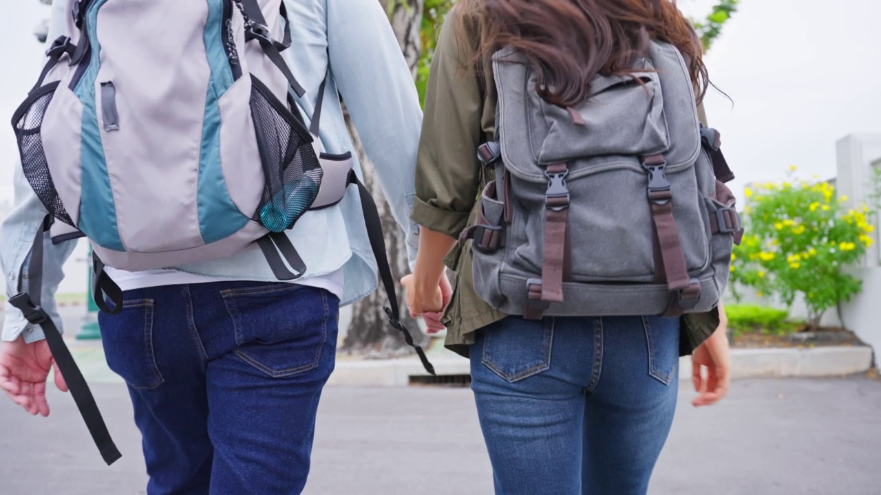 亚洲迷人浪漫情侣在城市旅行蜜月之旅。年轻的新婚男女背包客感到愉快和兴奋，享受花时间在一起度假度假视频素材