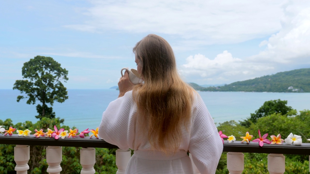 女人享受浪漫的暑假风景。女性旅行者喝咖啡视频素材