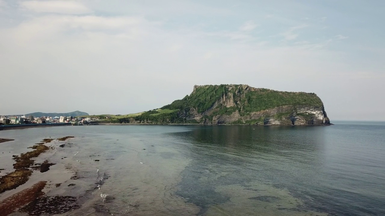 韩国济州岛西归浦市城山郡城山一铁峰凝灰岩锥视频素材