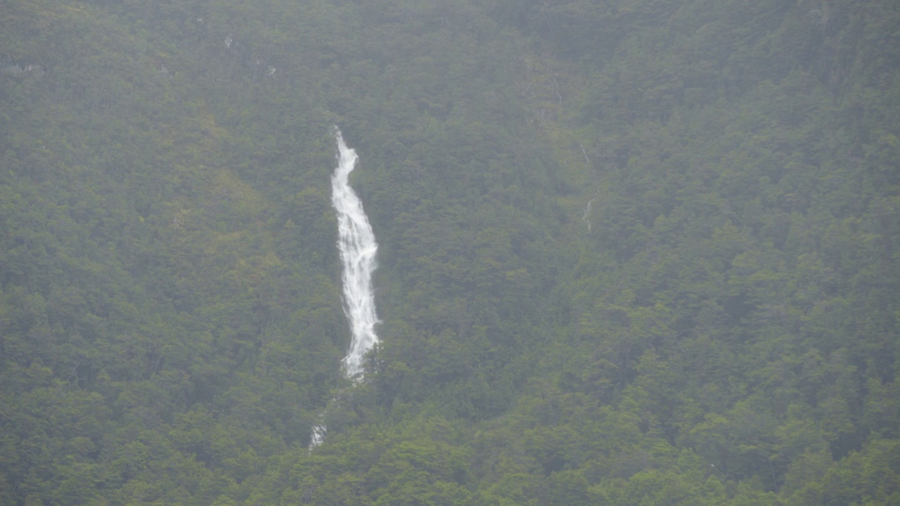 空中平移风景拍摄的瀑布在山上，无人机飞越树木在森林-巴塔哥尼亚，阿根廷视频素材