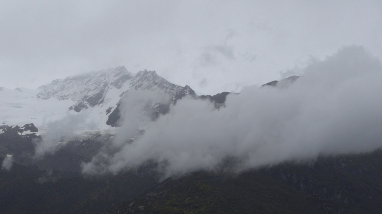 空中平移拍摄的戏剧性的云层在下雪的岩层-巴塔哥尼亚，阿根廷视频素材