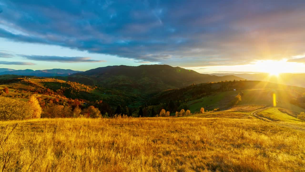 乌克兰,喀尔巴阡山脉。日落时群山映衬天空的风景。山上壮丽的日落。视频素材