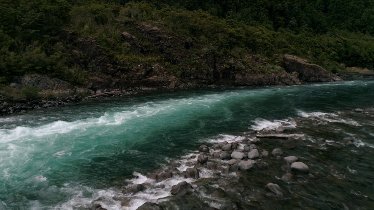 河流水溅在岩石上的树在山上-波多黎各蒙特，阿根廷视频素材