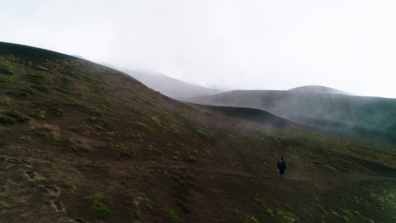 空中:度假期间在山上徒步旅行的人，飞越自然景观的无人机-波多黎各蒙特，阿根廷视频素材