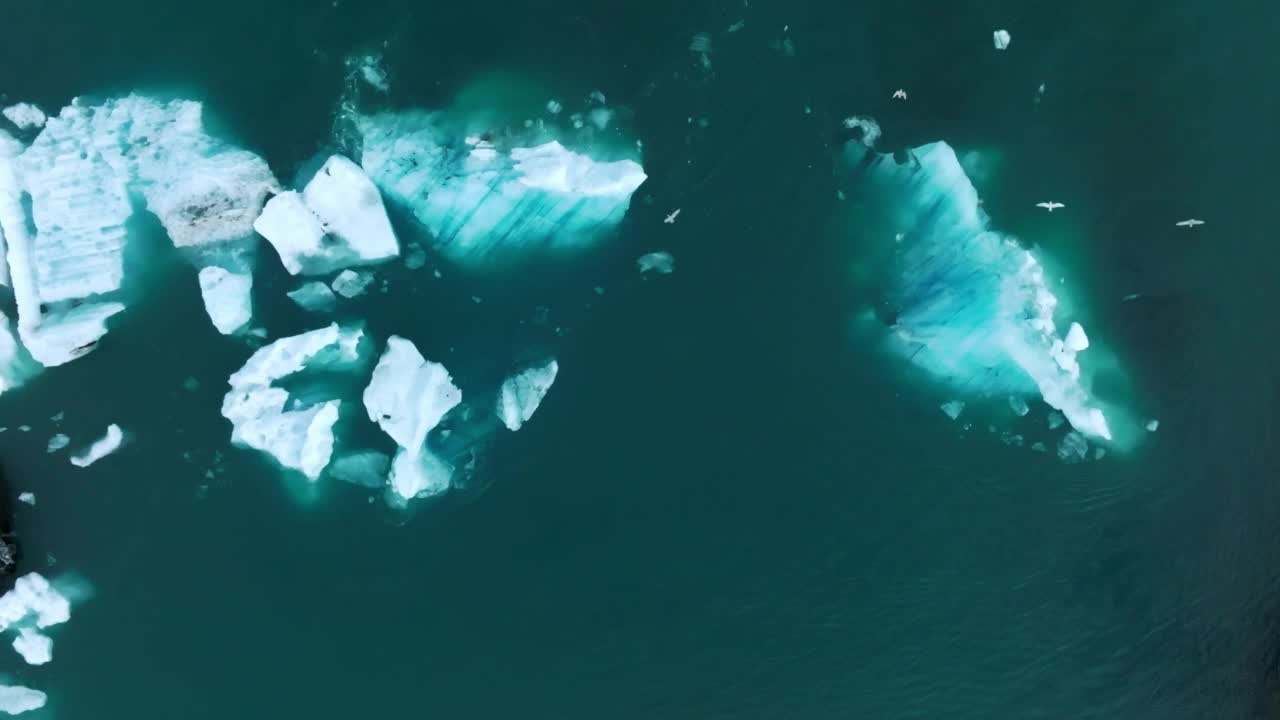 冰岛Jokulsarlon冰川泻湖的冰山黄昏时的风景。视频素材