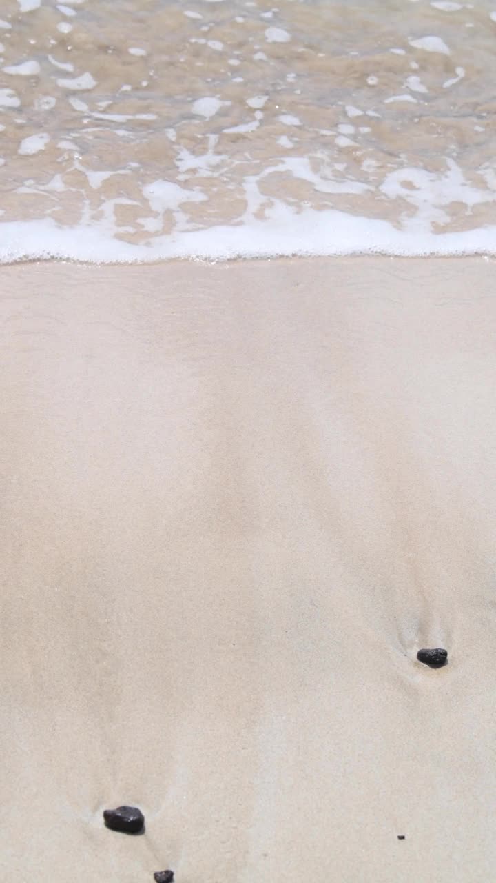 平静的海水到达海滩岸线-手持相机视频素材