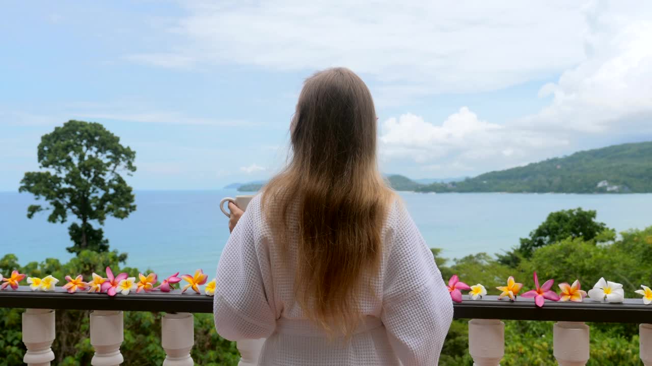 女人享受在豪华海滩度假酒店的热带海景度假视频素材