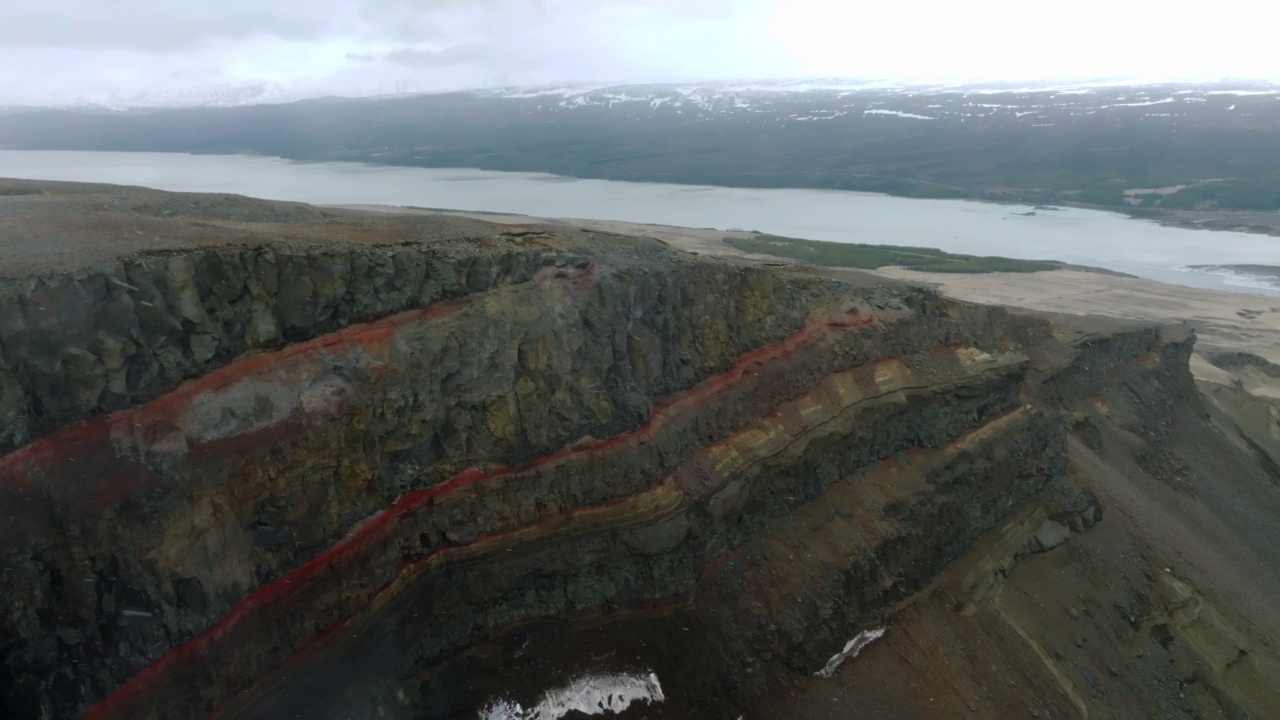 冰岛Hengifoss瀑布的鸟瞰图，红色条纹沉积物和古老的土壤火山形成。视频素材