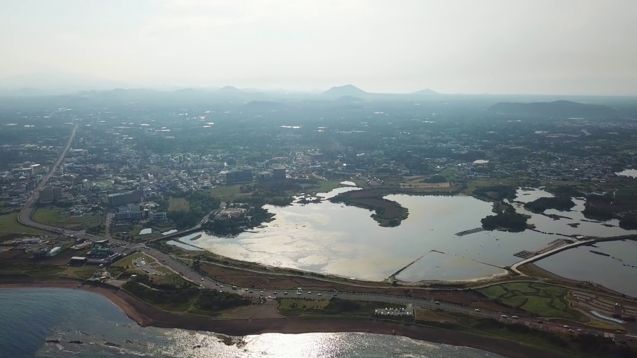 韩国济州岛，西归浦市和济州市附近的城山郡和古左郡附近的村庄、山、火山锥和海视频素材