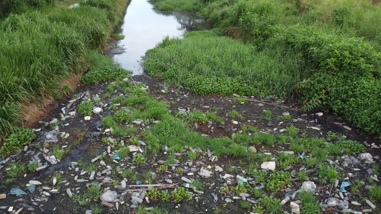 垃圾场造成河流堵塞视频素材