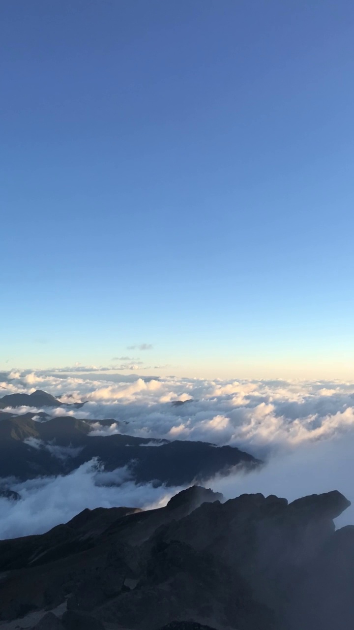 从厄瓜多尔皮钦查省基多出发，从科托帕希和皮钦查火山的安第斯高地看日出。视频素材