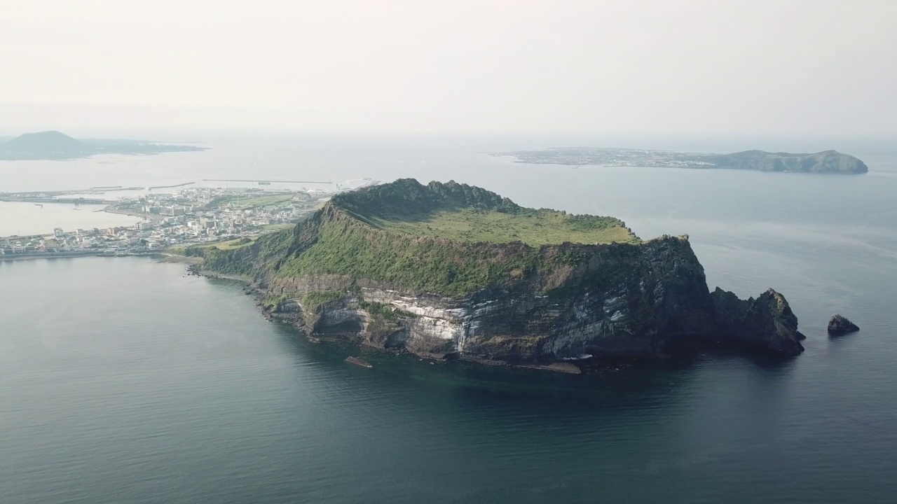 光之基海滩城山浦港-城山郡城山一铁峰凝灰岩锥和宇岛/西归浦市和济州市，济州，韩国视频素材