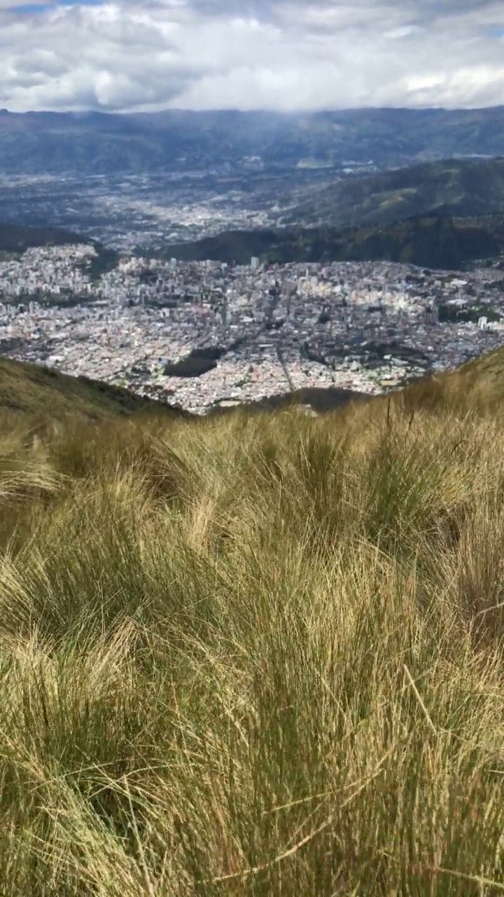 从厄瓜多尔皮钦查省基多出发，从科托帕希和皮钦查火山的安第斯高地看日出。视频素材