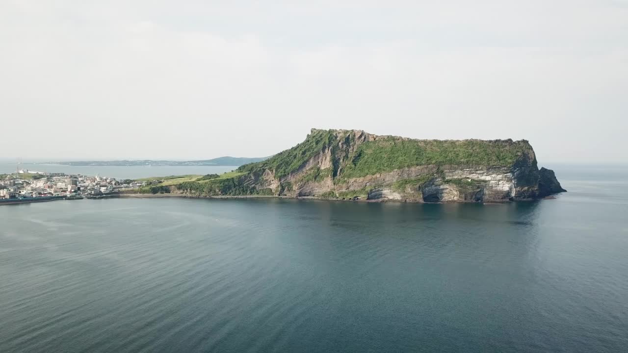 韩国济州岛城山郡和乌岛(西归浦市和济州市)的一铁峰凝灰岩锥视频素材