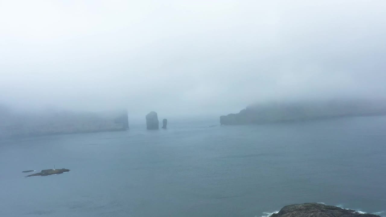 法罗群岛引人注目的自然景观鸟瞰图。视频素材