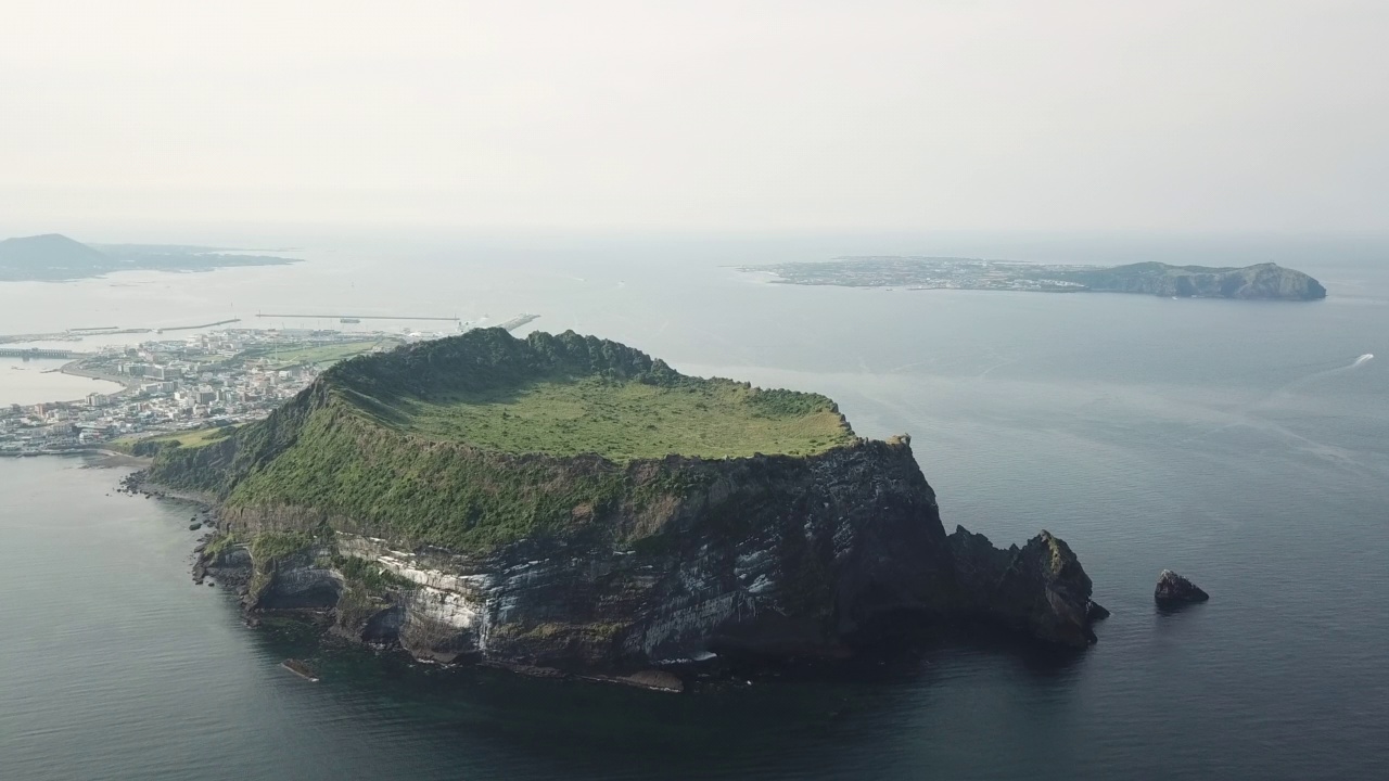 光之基海滩城山浦港-城山郡城山一铁峰凝灰岩锥和宇岛/西归浦市和济州市，济州，韩国视频素材