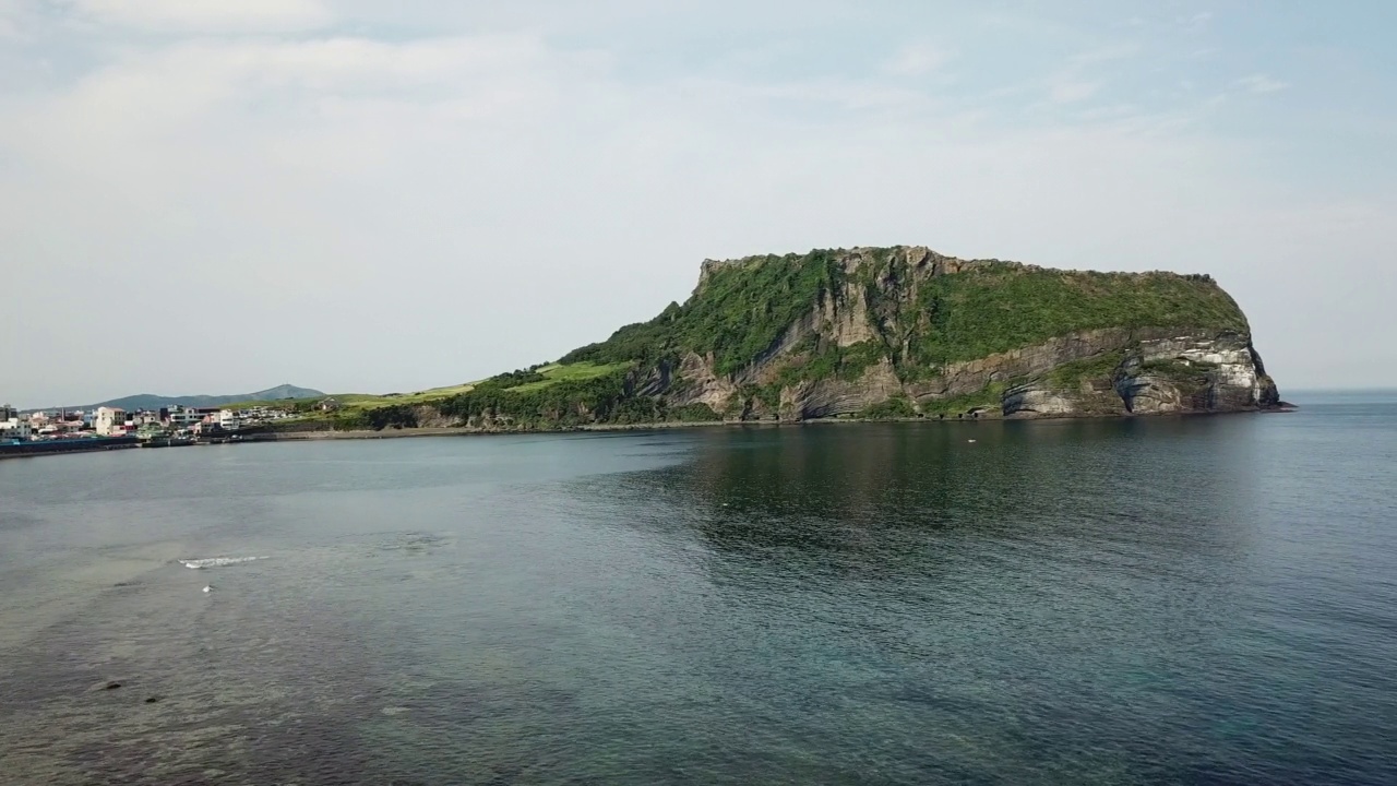 韩国济州岛西归浦市城山郡城山一铁峰凝灰岩锥视频素材