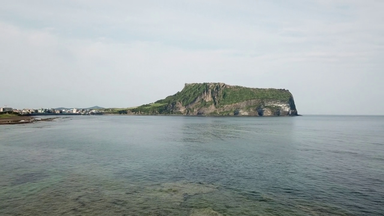 韩国济州岛西归浦市城山郡的城山一铁峰凝灰岩和广志木海滩视频素材