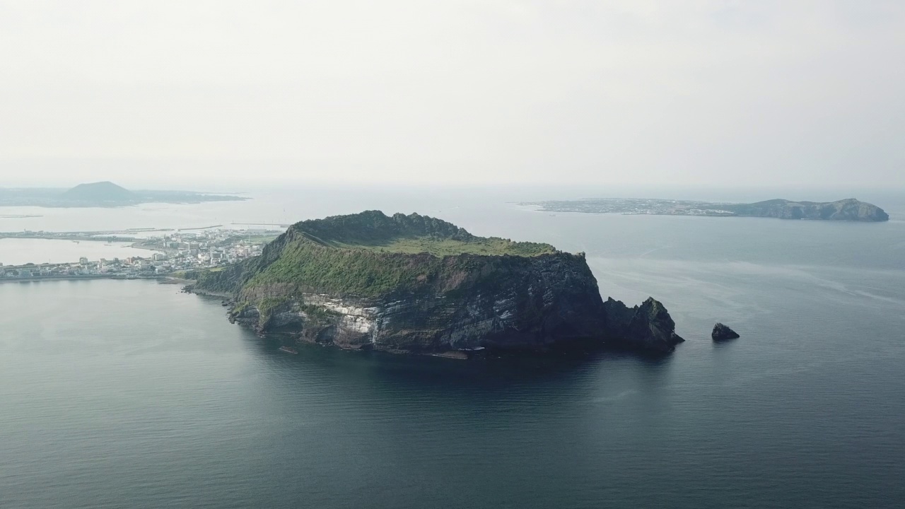 光之基海滩城山浦港-城山郡城山一铁峰凝灰岩锥和宇岛/西归浦市和济州市，济州，韩国视频素材