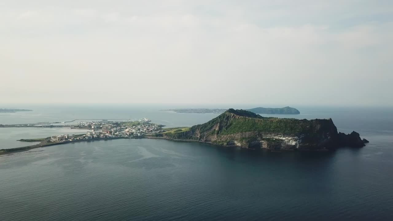 光之基海滩城山浦港-城山郡城山一铁峰凝灰岩锥和宇岛/西归浦市和济州市，济州，韩国视频素材