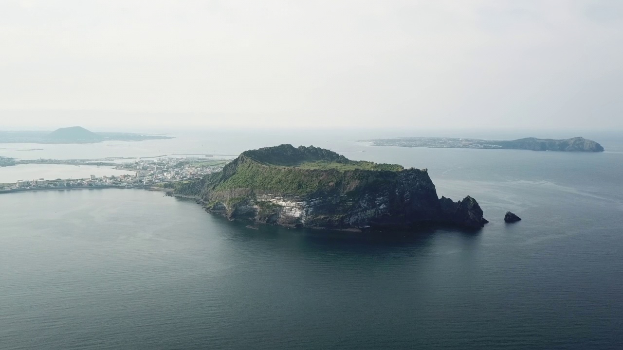 光之基海滩城山浦港-城山郡城山一铁峰凝灰岩锥和宇岛/西归浦市和济州市，济州，韩国视频素材