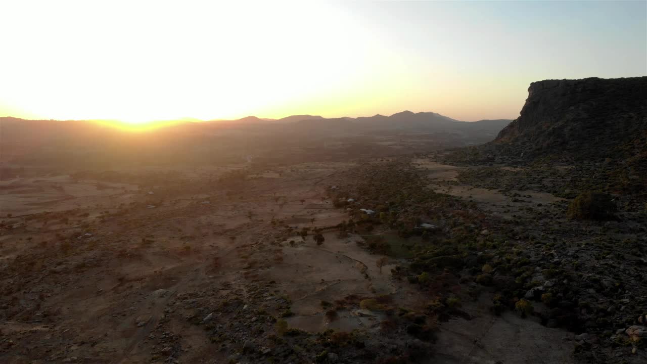 在埃塞俄比亚阿克苏姆附近的桌山上空，夕阳西下视频素材