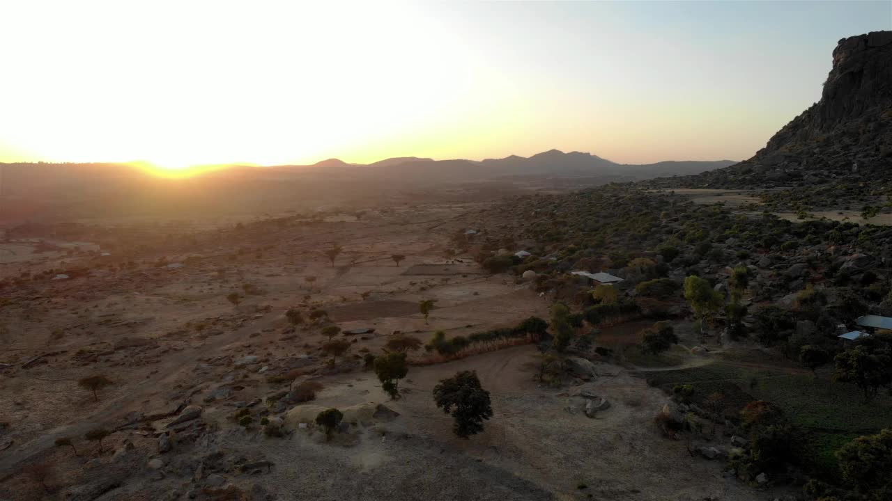 在埃塞俄比亚阿克苏姆附近的桌山上空，夕阳西下视频素材