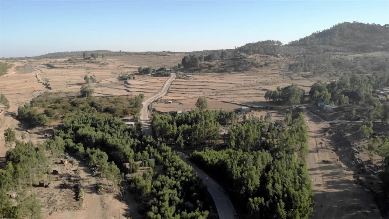 空中拍摄的非洲树木，山丘和道路，埃塞俄比亚视频素材