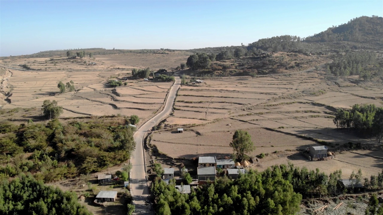 非洲小村庄的空中镜头，树木，山丘和道路，埃塞俄比亚视频素材