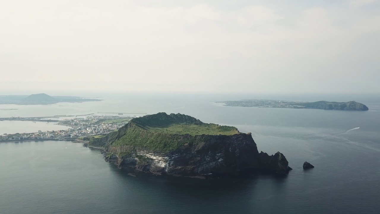 光之基海滩城山浦港-城山郡城山一铁峰凝灰岩锥和宇岛/西归浦市和济州市，济州，韩国视频素材