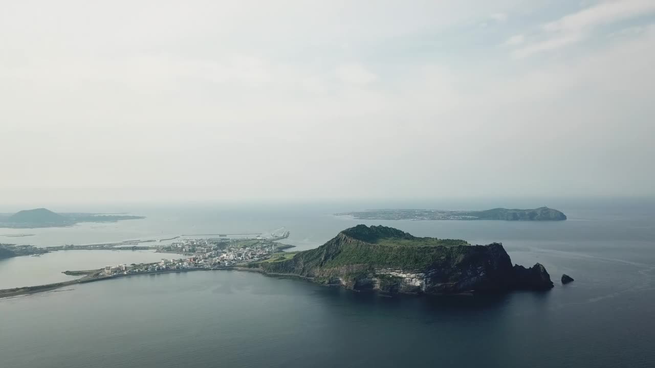 光之基海滩城山浦港-城山郡城山一铁峰凝灰岩锥和宇岛/西归浦市和济州市，济州，韩国视频素材