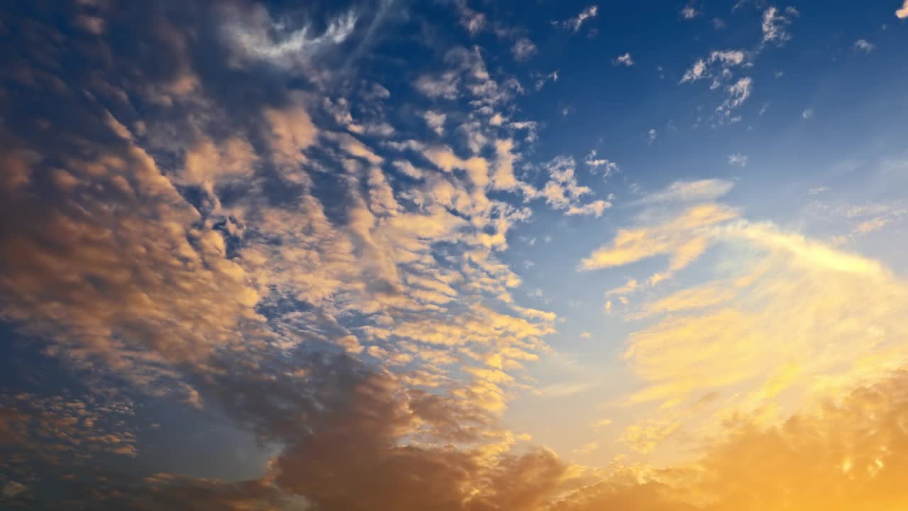 美丽的天空，云彩，自然景观在日落视频素材