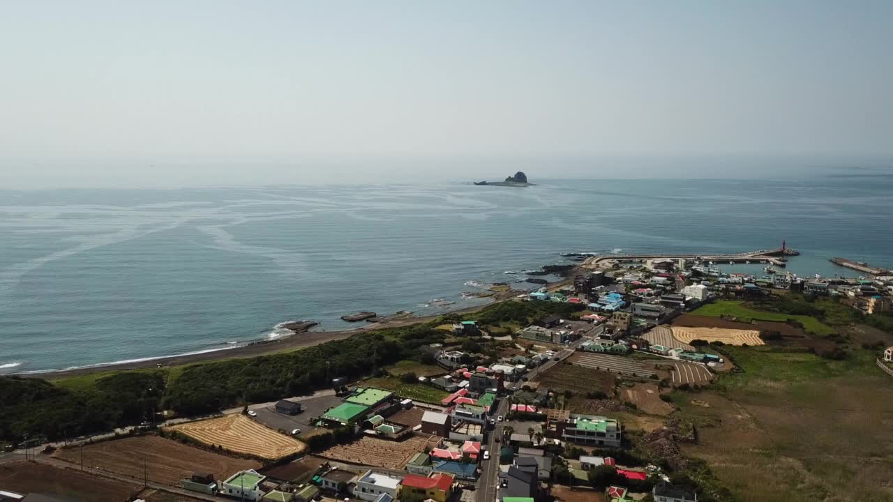 韩国济州岛西归浦市Sagye港口和hyeongjesom群岛附近的村庄和海景视频素材