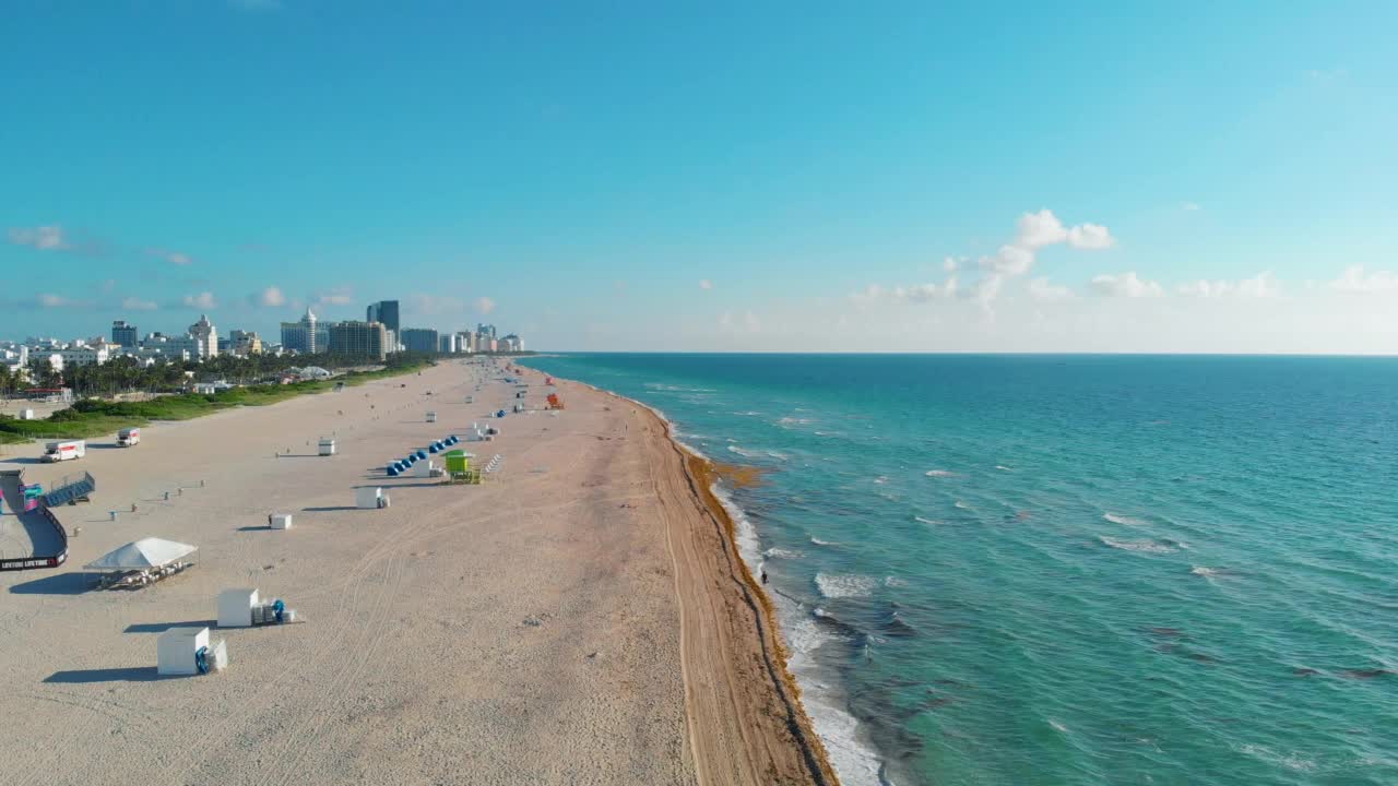 迈阿密南海滩日出，有救生员塔，海岸线有彩云蓝天，迈阿密南海滩。佛罗里达视频素材