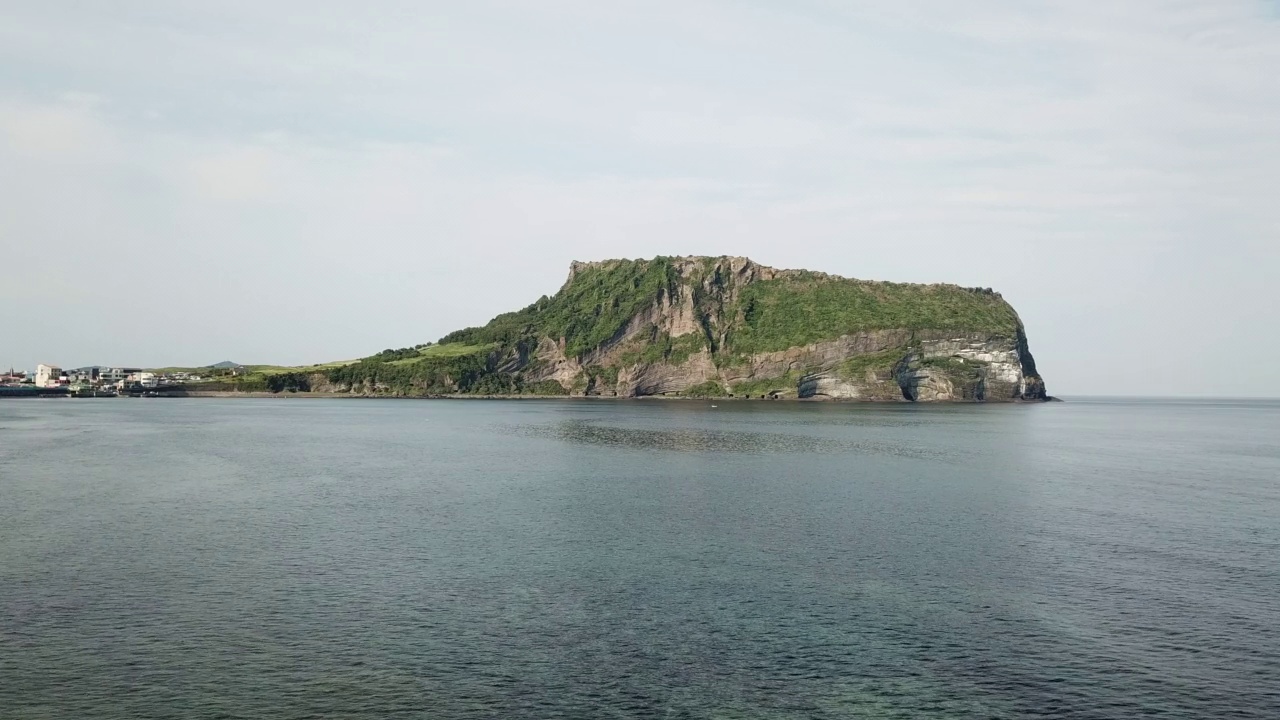 韩国济州岛西归浦市城山郡城山一铁峰凝灰岩锥视频素材