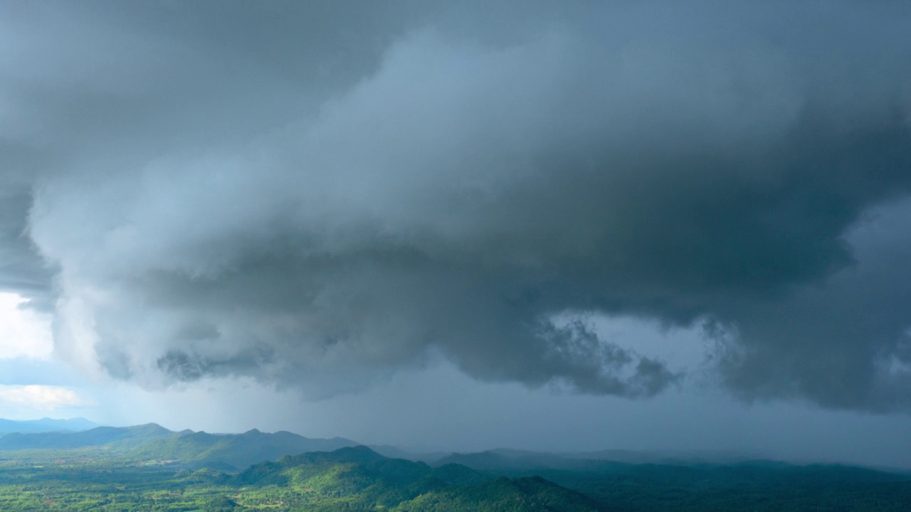 夏天的雷雨乌云在山上移动。视频素材