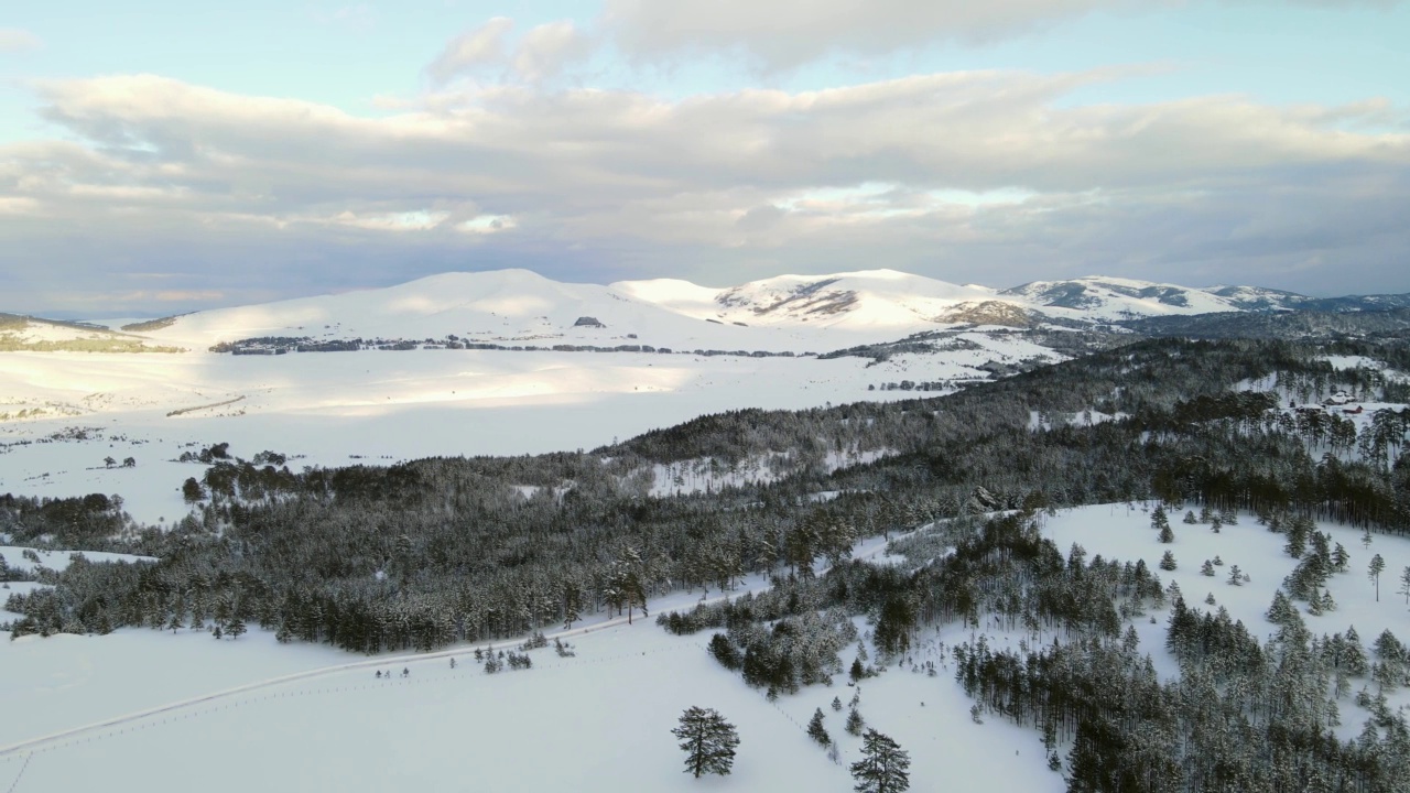 兹拉蒂博尔，山区度假胜地，塞尔维亚，欧洲。冬季雪景鸟瞰图。冬天的乡村景色，远处有农舍和山峰视频下载