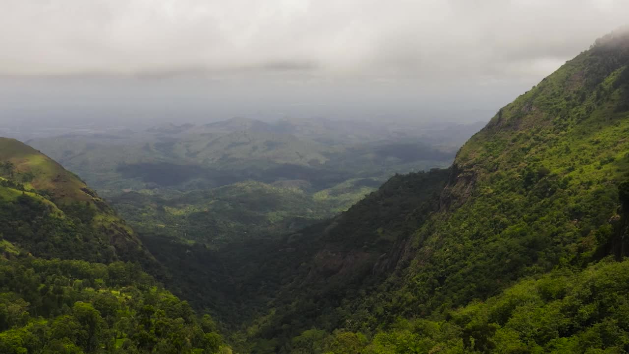 热带山脉和山坡上有雨林。视频素材