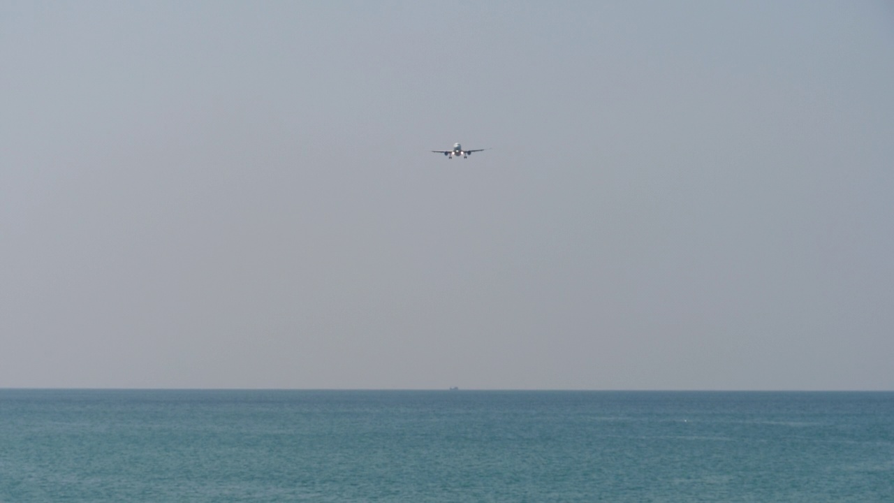 长镜头，飞机在海上视频素材