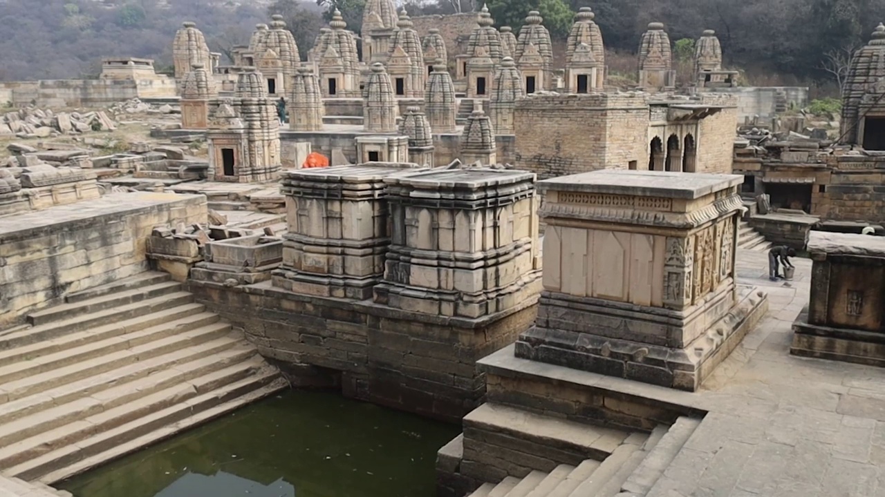 在中央邦莫雷纳的Bateshwar Group of temples, steps well。视频下载