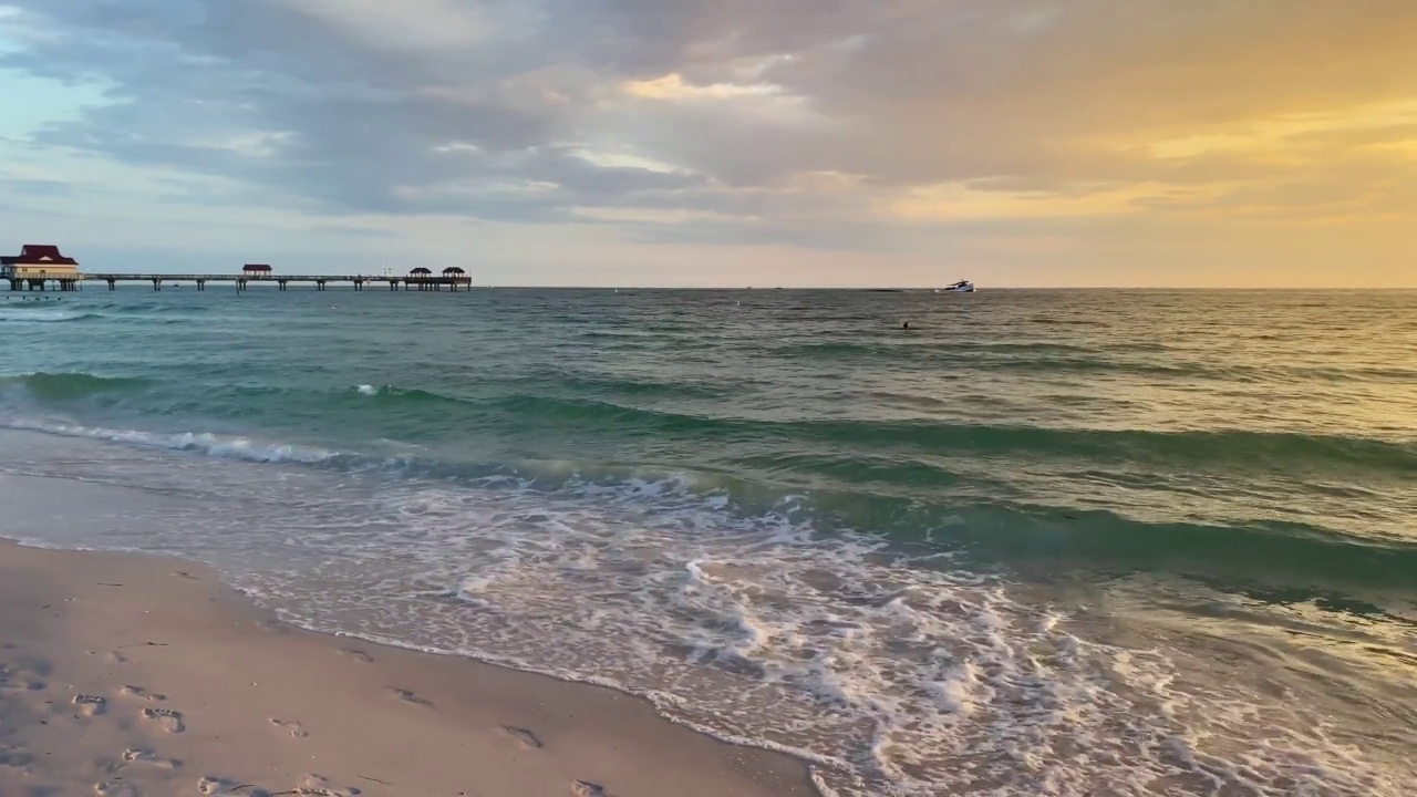 清水湾海滩码头的日落视频素材