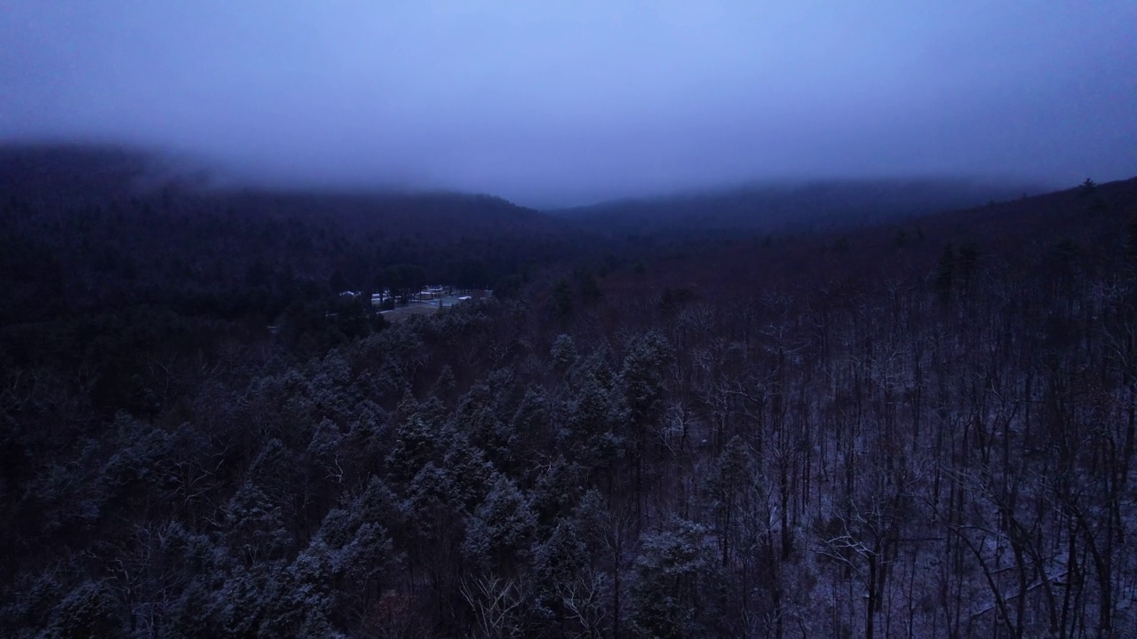 无人机拍摄到美丽的阿巴拉契亚山脉的雪雾之夜视频下载