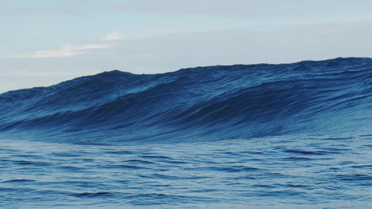 强大的蓝色海浪冲进开阔的水域视频素材