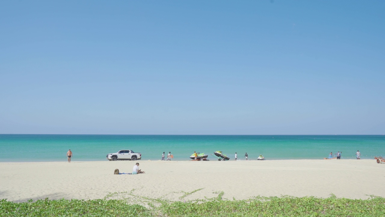 炎炎夏日，人们在海边的沙滩上放松身心，在蓝天下旅行，拷贝空间。巴西。视频素材